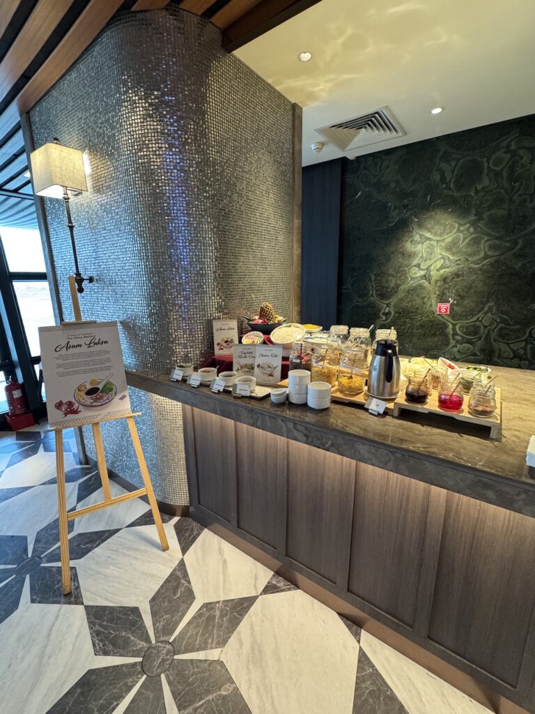Global Lounge KUL — panoramic window front overlooking the KLIA2 apron